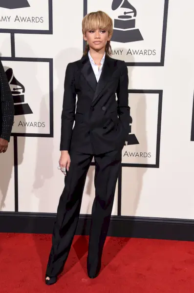 zendaya, jolla on yllään musta puku ja otsatukka