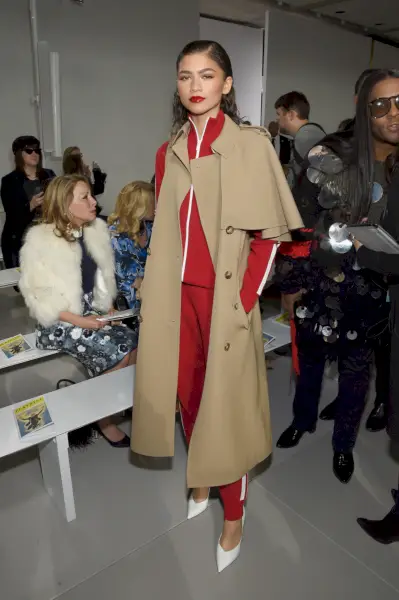 zendaya yllään beige tnch punaisella asulla