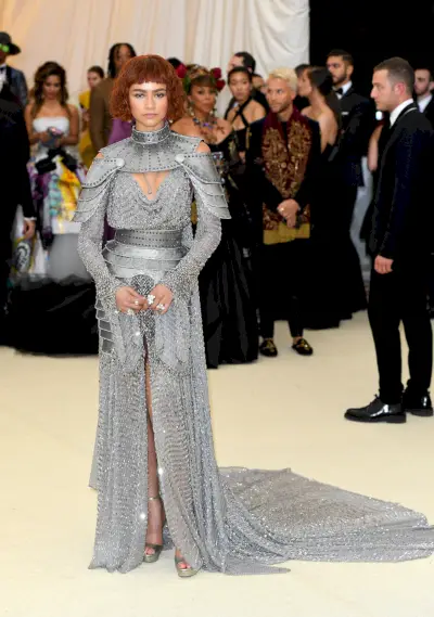 zendaya yllään ketjumetallimekko