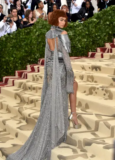 zendaya yllään ketjumetallimekko