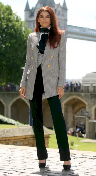 zendaya puku, jossa on bleiseri