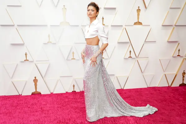 zendaya yllään lyhennetty toppi ja kimalteleva kokohame