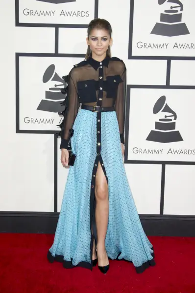 zendaya weaeing sininen hame, jossa on läpinäkyvä napitus