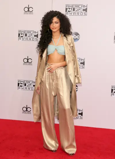 zendaya yllään kultasetti vaaleansinisellä rintaliivitolla