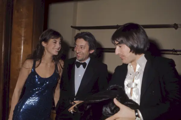 Birkin ubrana w niebieską cekinową sukienkę