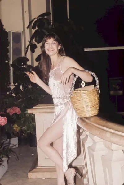 Birkin ubrana w jasnoróżową sukienkę z rozcięciem i koszykiem