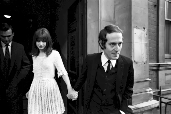 Birkin ubrana w białą, dzianinową sukienkę