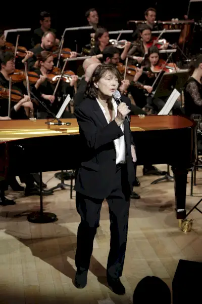 Birkin ubrany w zwykły garnitur