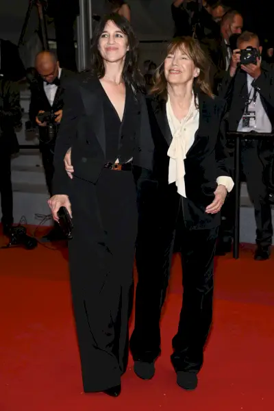 Birkin ubrany w czarny garnitur z falbaną na górze