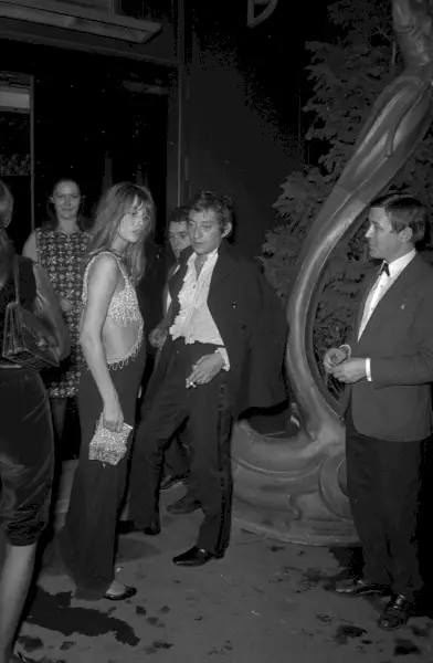 Birkin ma na sobie wyciętą sukienkę typu shift