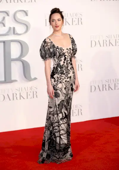 Johnson ubrana w czarną sukienkę w kwiaty z diamentowym naszyjnikiem.