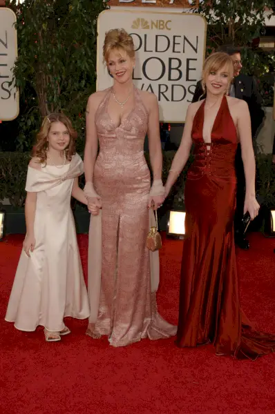 Dakota Johnson w czerwonej sukience z głębokim dekoltem.