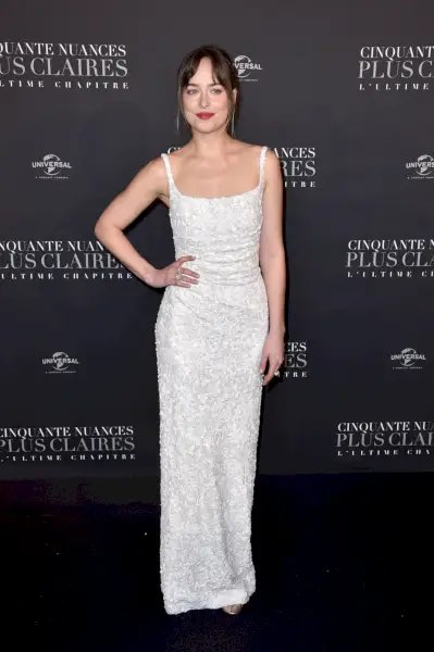 Johnson w srebrnej sukience.