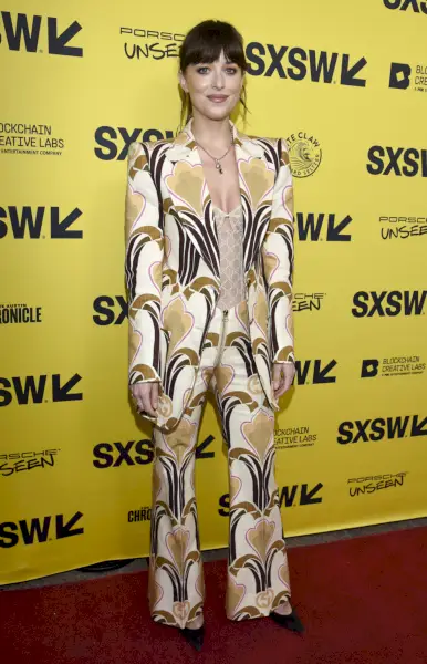 Johnson ubrany w beżowy wzorzysty garnitur z gorsetem.