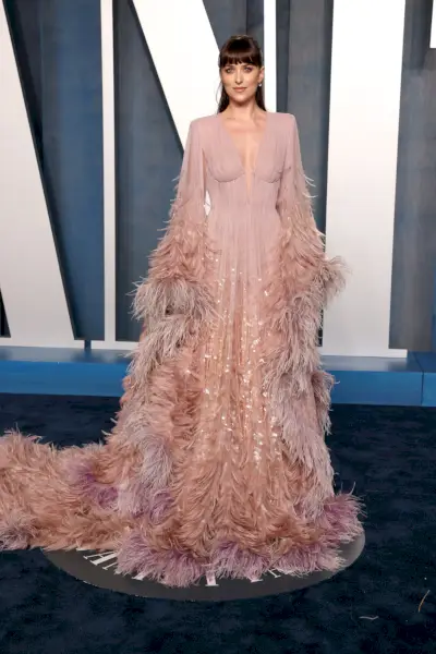 Johnson ubrana w różową suknię z piórami.