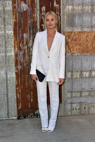 blonda skådespelerskan margot robbie i vit kostym