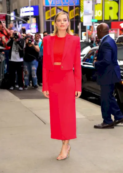 Margot Robbie ses anlända till Good Morning America den 11 oktober 2017 i New York City.