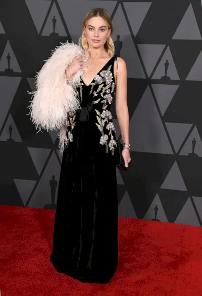 HOLLYWOOD, CA - 11 NOVEMBER: Margot Robbie anländer till Academy of Motion Picture Arts And Sciences