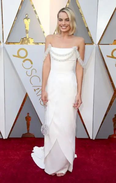 blonda skådespelerskan margot robbie i vit klänning vid 90:e årliga Oscarsgalan