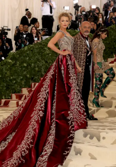 Blake Livelylla on yllään syvän punainen mekko, jossa on jalokiviä.