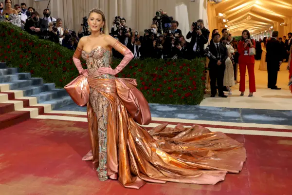 Blake Livelylla on kuparinen mekko, jossa on pitkä juna.