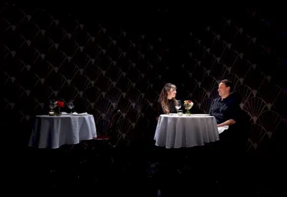 Recensione: 'Pasto del personale' offre sette portate di gustoso disorientamento