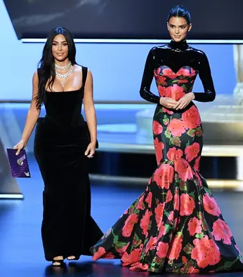 Comparação das dimensões da corporação de irmãos e irmãs famosos