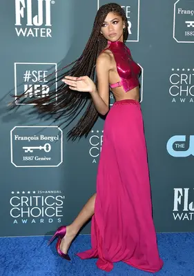 Jovens celebridades femininas com medidas corporais ideais