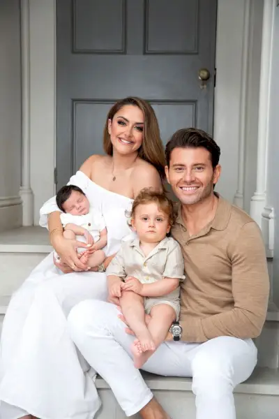 Hanna ja Martin Kinsella Maximuksen ja vauva Kimian kanssa