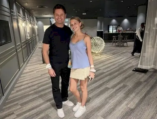 George Clarke julkaisee säännöllisesti kuvia nuorimman tyttärensä Ionan kanssa