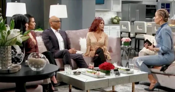 Kylie Jenner, Kourtney Kardashian, RuPaul, Snooki i Khloe omawiają gorące tematy.