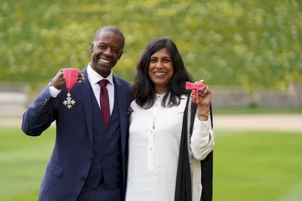 Adrian Lester CBE ja hänen vaimonsa Lolita Chakrabarti MBE sen jälkeen, kun prinsessa kuninkaallinen antoi heille kunnianosoituksensa vihkimisseremoniassa Windsorin linnassa