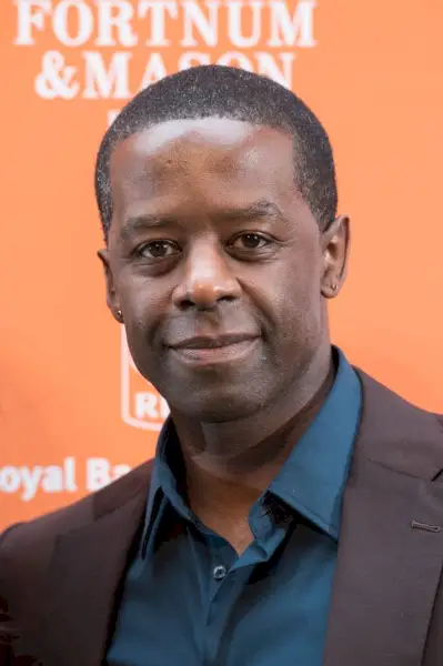 Adrian Lester on hyvin elossa ja potkii