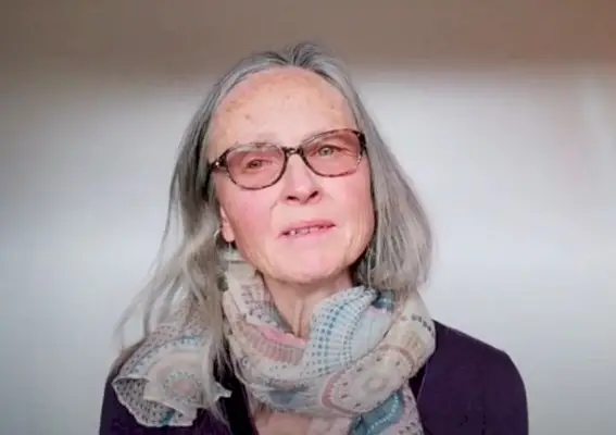 Jenny Coverack nel ruolo di Maisie Morgan in Beyond Paradise della BBC