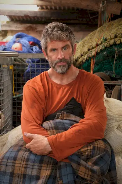 Dan Skinner interpreta uno dei tre figli indagati nel terzo episodio della stagione 2 di Beyond Paradise