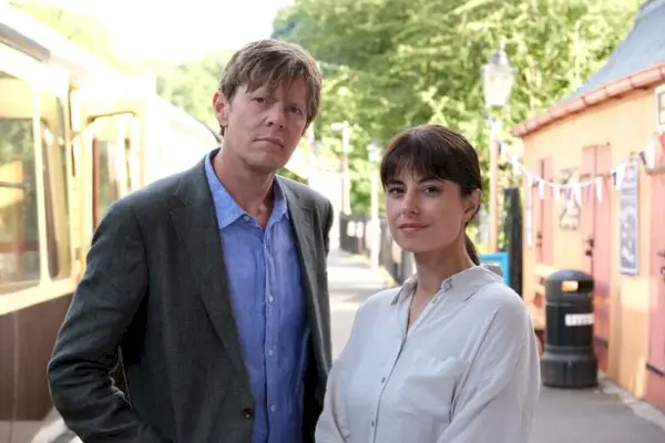 Zahra Ahmadi har hovedrollen i Beyond Paradise med Kris Marshall