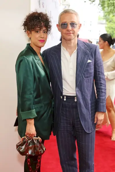 LONDYN, ANGLIA – 19 LIPCA: Rachel Mariam i Martin Freeman przybywają na galę wręczenia nagród South Bank Sky Arts w hotelu Savoy 19 lipca 2021 r. w Londynie, Anglia. Gala South Bank Sky Arts Awards zostanie wyemitowana w czwartek 22 lipca na antenie Sky Arts, kanale 11 platformy Freeview i Now. (Zdjęcie: David M. Benett/Dave Benett/Getty Images)
