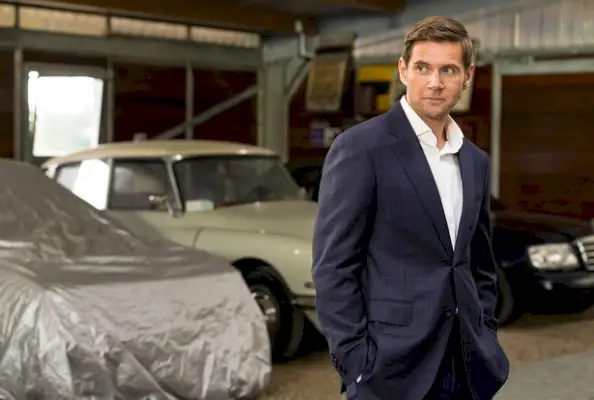 Allen Leech interpreta Elliot Fielding in Troppo bello per essere vero