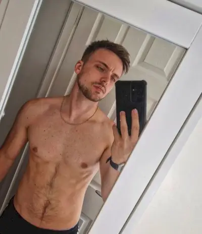 Ved siden af ​​sit skuespil er Parry også en kvalificeret fitnessinstruktør