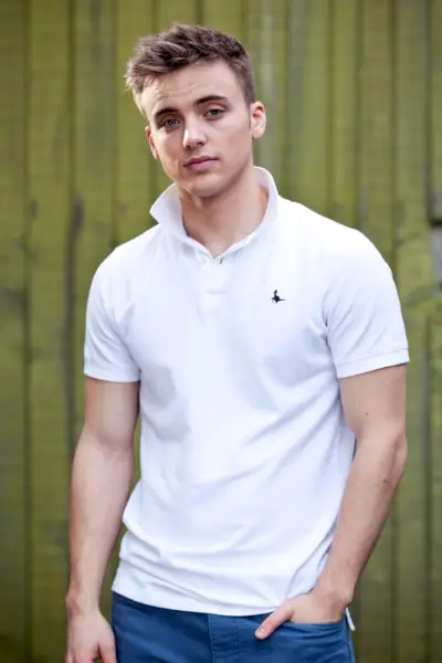 Parry Glasspool er bedst kendt af fans for at spille Harry Thompson i Hollyoaks