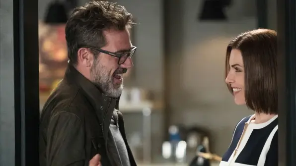 Jeffrey Dean Morgan ja Julianna Margulies elokuvassa Hyvä vaimo.