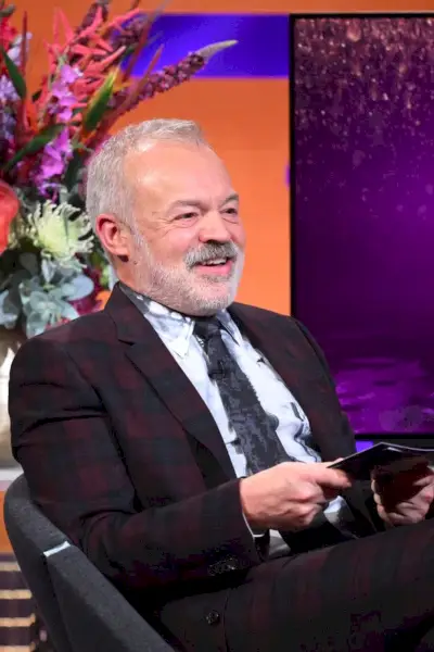 Graham Norton è felicemente sposato con Jonathan McLeod anche se la coppia preferisce mantenere la loro relazione fuori dai riflettori