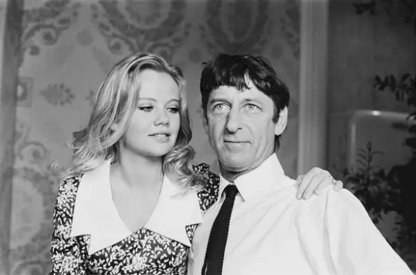 Hayley ha poi collaborato con il regista Roy Boulting prima che tra i due scoppiassero scintille