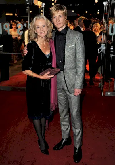 Il figlio maggiore di Hayley è il musicista Crispian Mills