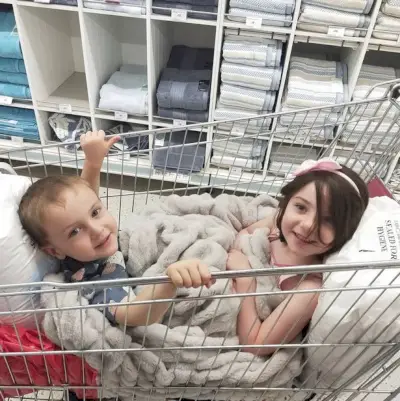 Yhdessä pariskunnalla on kaksi ihastuttavaa yhteistä lasta, kuvassa tässä äskettäisellä ostosmatkalla