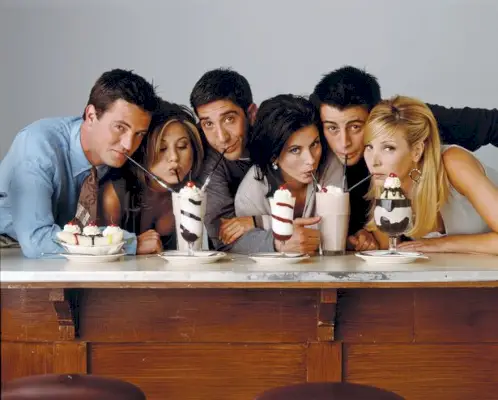 Ystävät näyttelijät (L-R): Matthew Perry Chandler Binginä, Jennifer Aniston Rachel Greeninä, David Schwimmer Ross Gellerinä, Courteney Cox Monica Gellerinä, Matt Le Blanc Joey Tribbianina ja Lisa Kudrow Phoebe Buffaynä