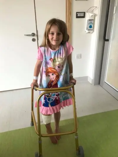 Tillie Radford spacerująca z ramą