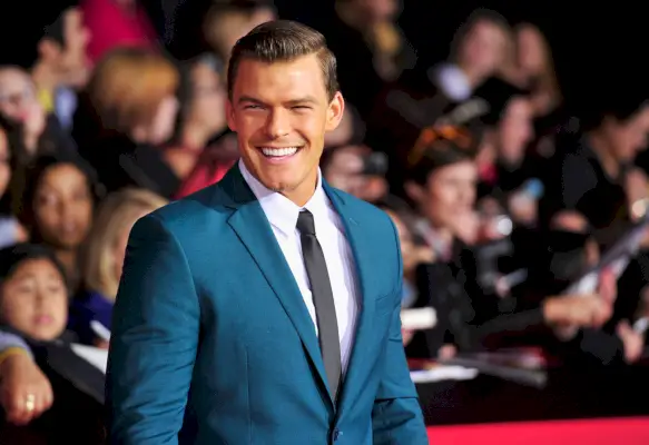 Alan Ritchson opowiada o „Rise of Thadland”, Netflix i jedzeniu kozich jąder