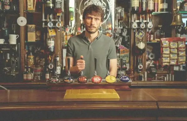 Jäätävä draamasarja Baby Poro kertoo tuskallisen tarinan siitä, kuinka yksinkertaisesta ystävällisyydestä tuli vaarallinen pakkomielle.