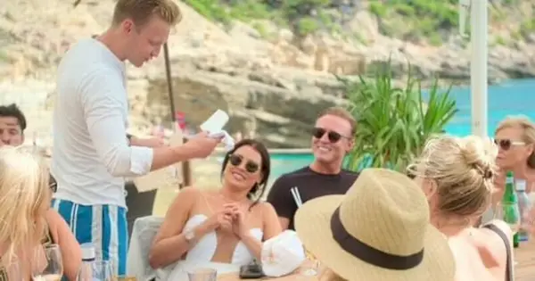 Jess Wright purskahti itkuun maanantaina tosi-tv-erikoisuudessaan Jess Wright: The Wedding, kun hänen veljensä Joshua paljasti, että hänen vaimonsa Hollie Kane Wright oli raskaana kolme kuukautta.